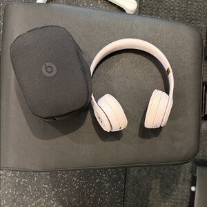 Beats Solo 4 - Wireless Bluetooth On-Ear Headphones - Cloud Pink